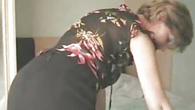 En milf med en sexig röv blir knullad på sin säng av en dubb