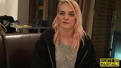 Underbar brunettflicka knullas av en cyklist