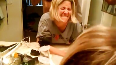 Teen gör en mycket erotisk video med sin kropp i mitten av den