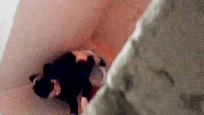 Porrregissör introducerar tonåring för make och man knullar hennes röv