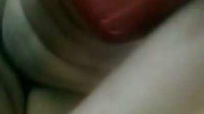 En tik får sin fitta runt en hård kuk i den här videon