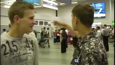 Blondin i strumpor som förstörs av bläckpatroner